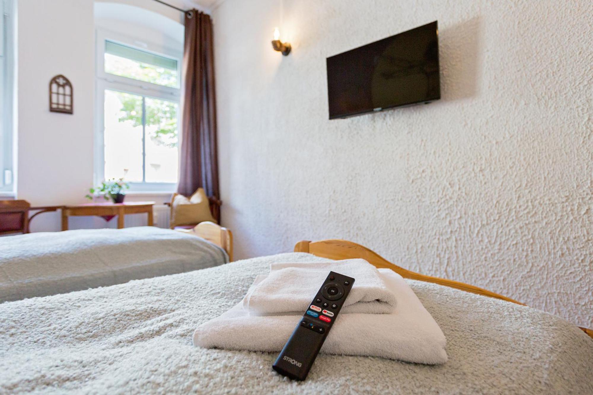 Doppelzimmer III Gaestezimmer In Unterkunft Mit Gemeinschaftsbad Und Gemeinschaftskueche Chemnitz Dış mekan fotoğraf